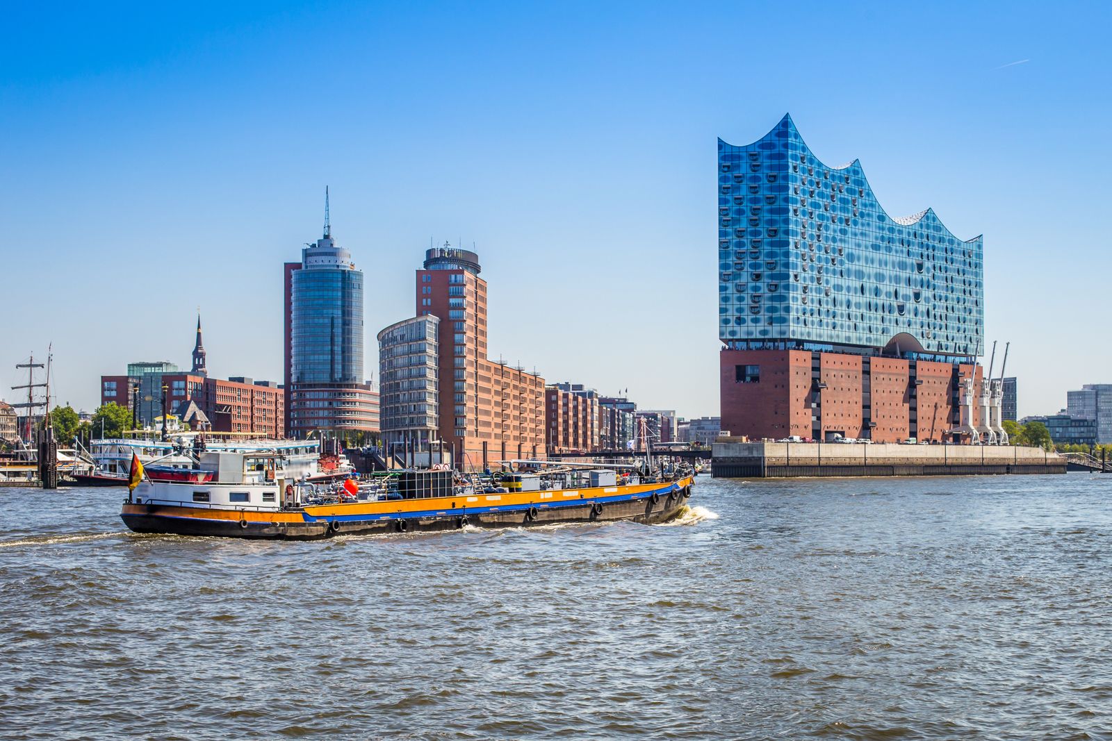Elbphilharmonie und Hamburger Hafen, Heimat von hey contact heroes