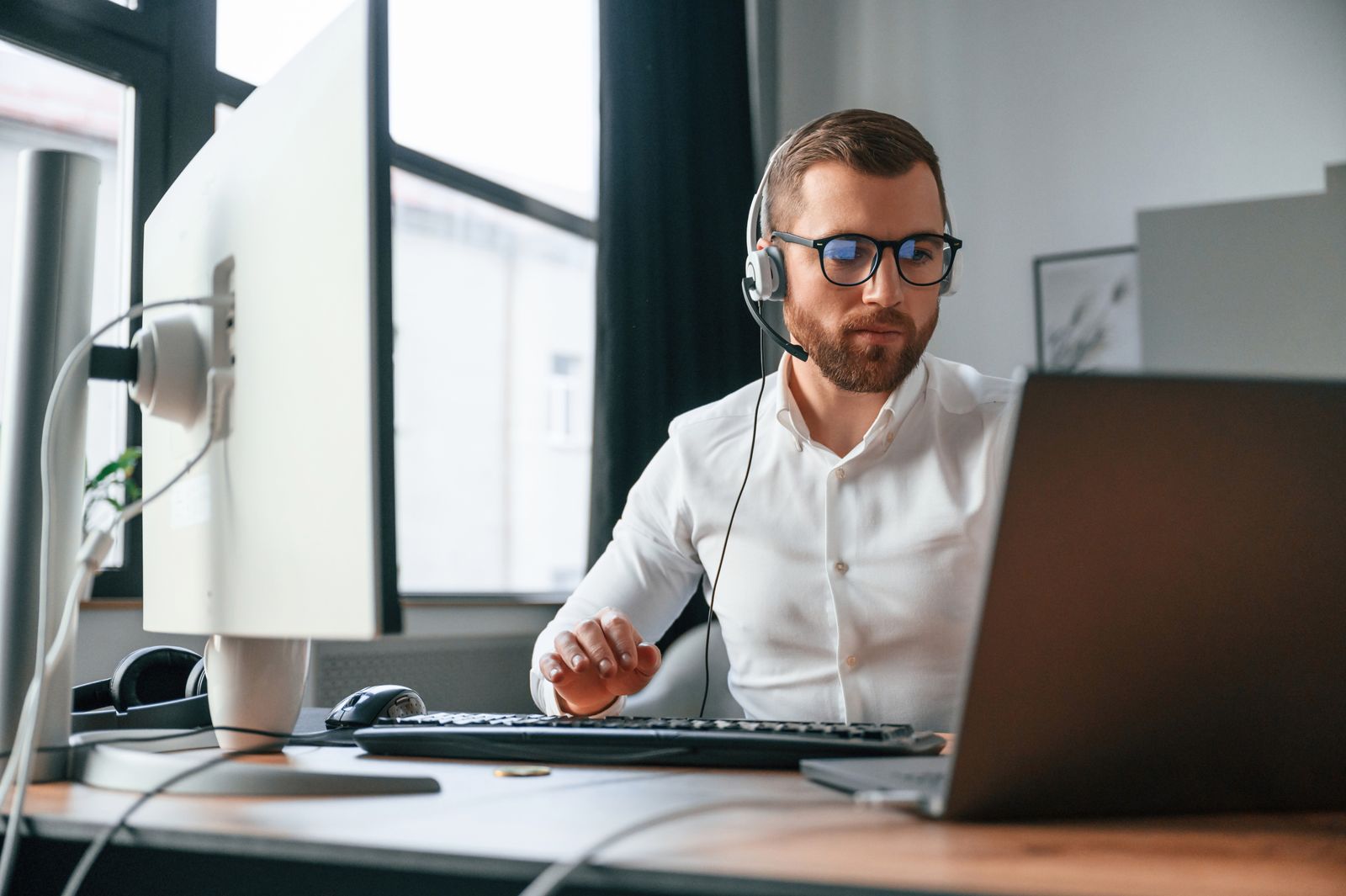 Agent mit Headset an der Inbound-Hotline in Hamburg