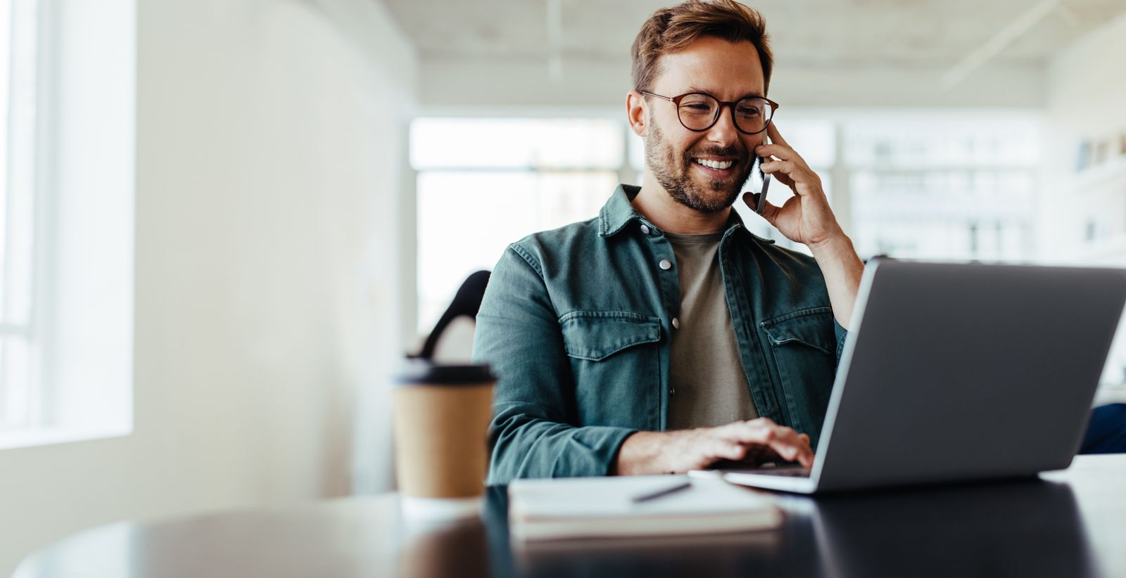 Mitarbeiter im Telefonservice von hey contact heroes nimmt einen Anruf an